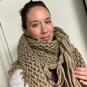 Like new scarf - beige and big and beautiful!! ❤️❤️